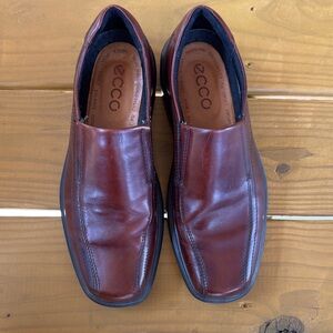 Ecco Men's Rich Brown Slip-On Loafers size 43. 9.5